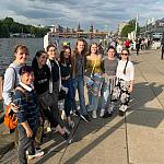 舞蹈学生, 从左到右:格蕾丝·斯科特22岁, Quynn埃文斯的23, 茱莉亚纽马克的25, 米莉Engstrom的24, 艾玛Logas的25, Charline Davis-Alicea的22, 艾米丽·奥布莱恩的22所示, 凯利贝格利的22, 以及24岁的Mateo Marek在柏林看到这座城市